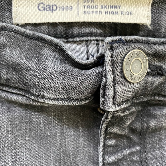 Gap brand black distressed was True Skinny Super High Rise jean, size 30 Reg - Picture 3 of 3
